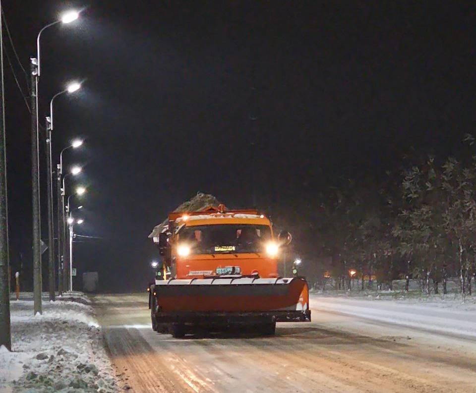 В Курске коммунальщики всю ночь расчищали снег В Курске коммунальщики всю ночь расчищали снег