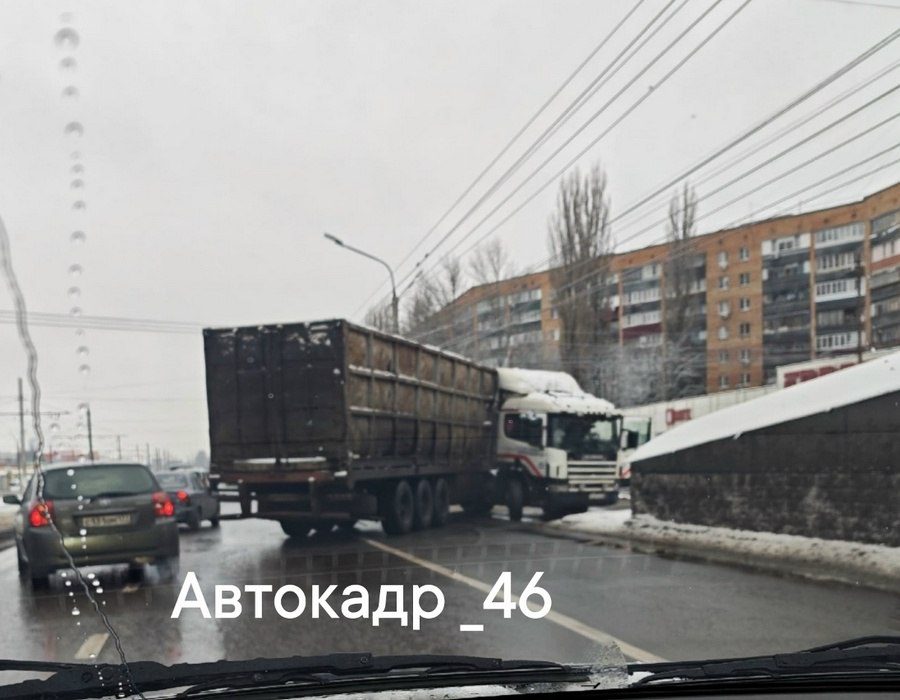 С раннего утра аварии происходят в разных частях Курска