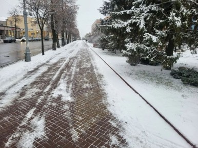 В Курске расчищают от снега парки и скверы