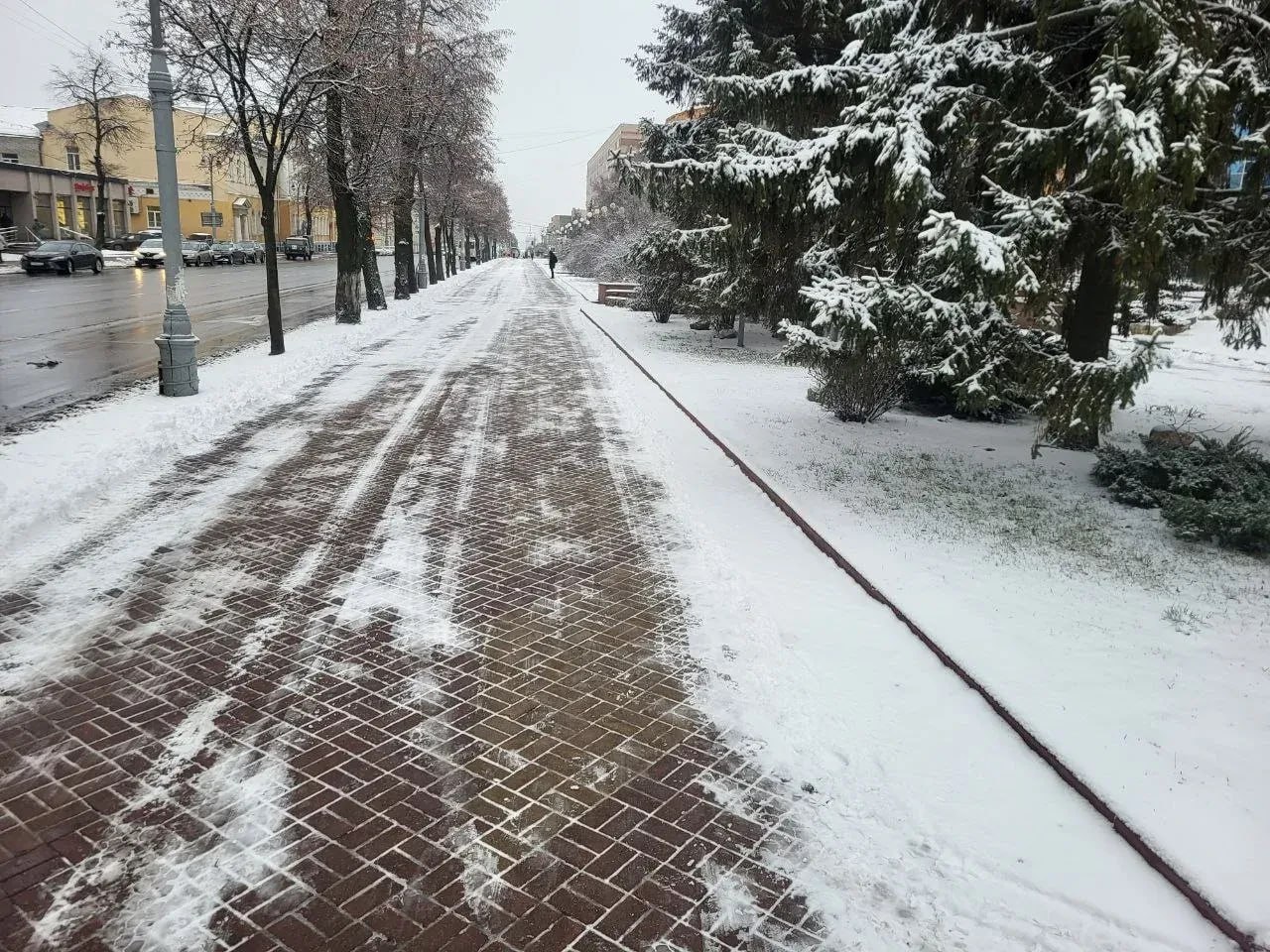 В уборке курских скверов и парков участвуют 13 машин и 30 рабочих