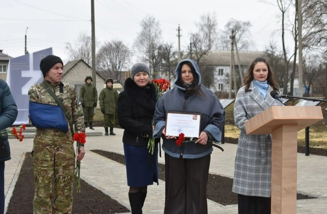 9 декабря, в День Героев Отечества и в Год защитника Отечества, в центре п. Кшенский открылась Аллея Воинской Славы "Время помнить" 9 декабря, в День Героев Отечества и в Год защитника Отечества, в центре п. Кшенский открылась Аллея Воинской Славы "Время помнить"