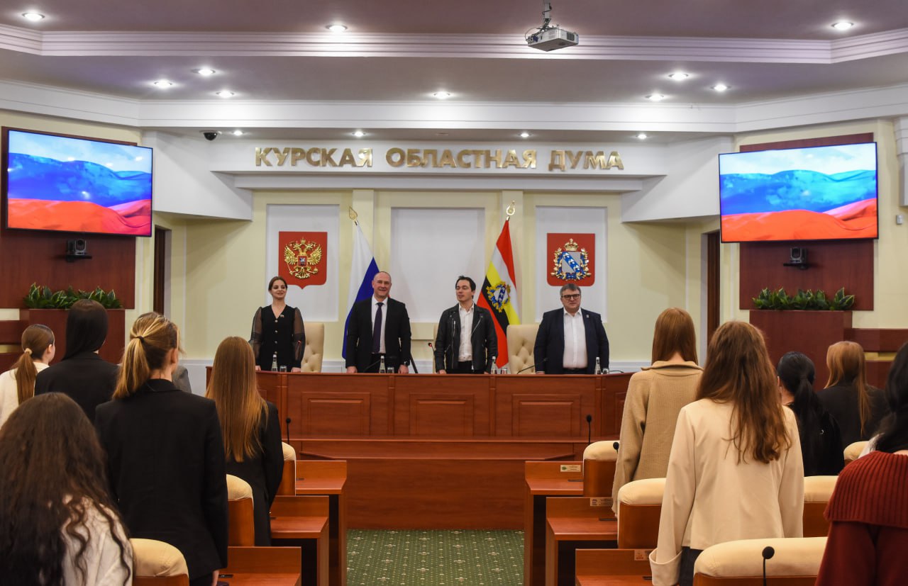 В День Героев Отечества в Курской областной Думе прошла встреча певца и депутата Мосгордумы Родиона Газманова с молодёжным активом региона