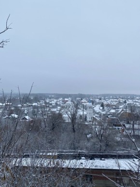 В Курск пришла зима! Город укрыт снежным покровом, улицы и здания преобразились, создав атмосферу зимнего уюта