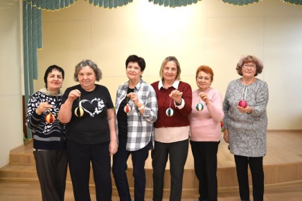 В центре «Участие» для участников проекта «Курское долголетие» прошел мастер-класс по изготовлению елочного украшения в технике кинусайга