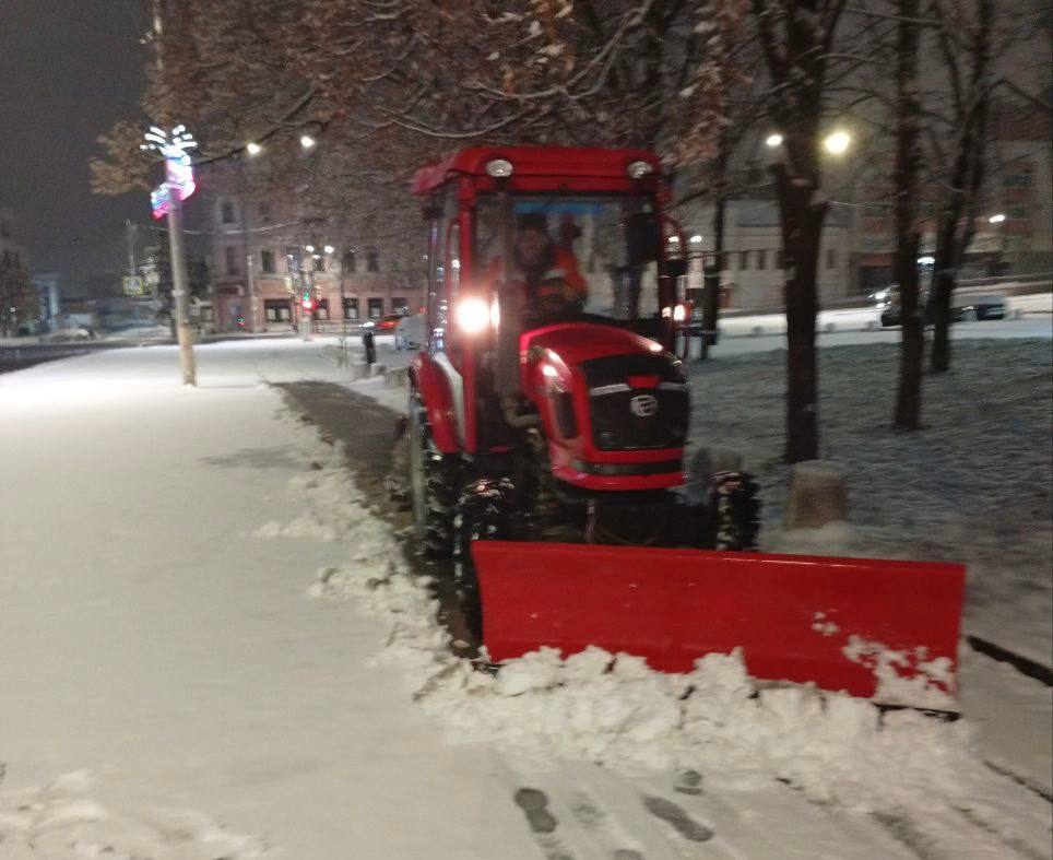 В Курске коммунальщики всю ночь расчищали снег В Курске коммунальщики всю ночь расчищали снег