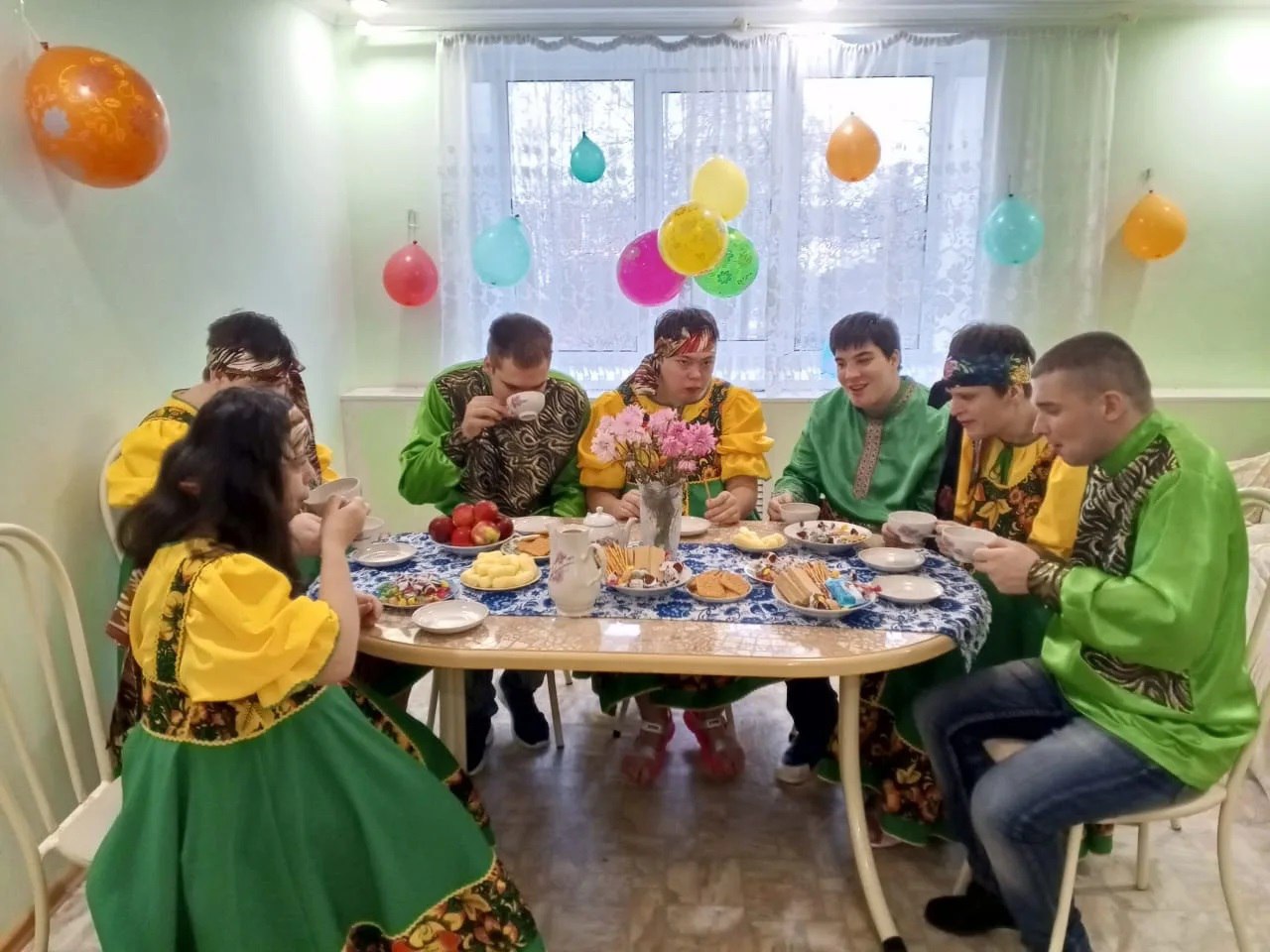 Общаться в тёплой и дружеской обстановке всегда интереснее Общаться в тёплой и дружеской обстановке всегда интереснее