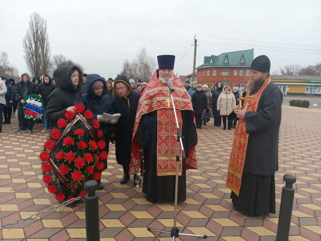 День Героев Отечества. Этот день призван увековечить память, воинскую доблесть российских воинов, которые погибли в боевых действиях День Героев Отечества. Этот день призван увековечить память, воинскую доблесть российских воинов, которые погибли в боевых действиях