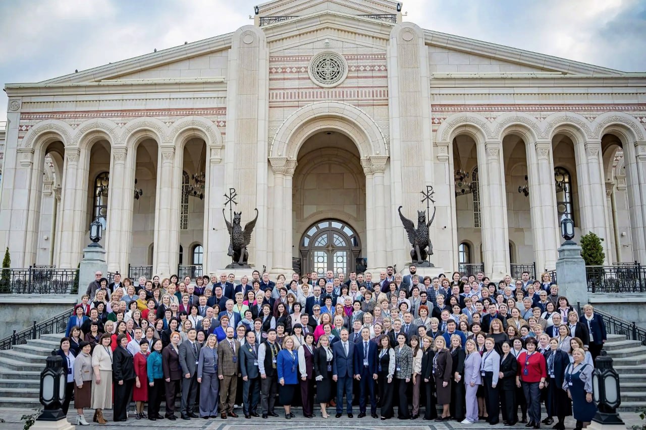 Юрий Астахов: Наш директор Пригородненской школы, Наталья Владимировна Карлова, только что вернулась из поездки Юрий Астахов: Наш директор Пригородненской школы, Наталья Владимировна Карлова, только что вернулась из поездки