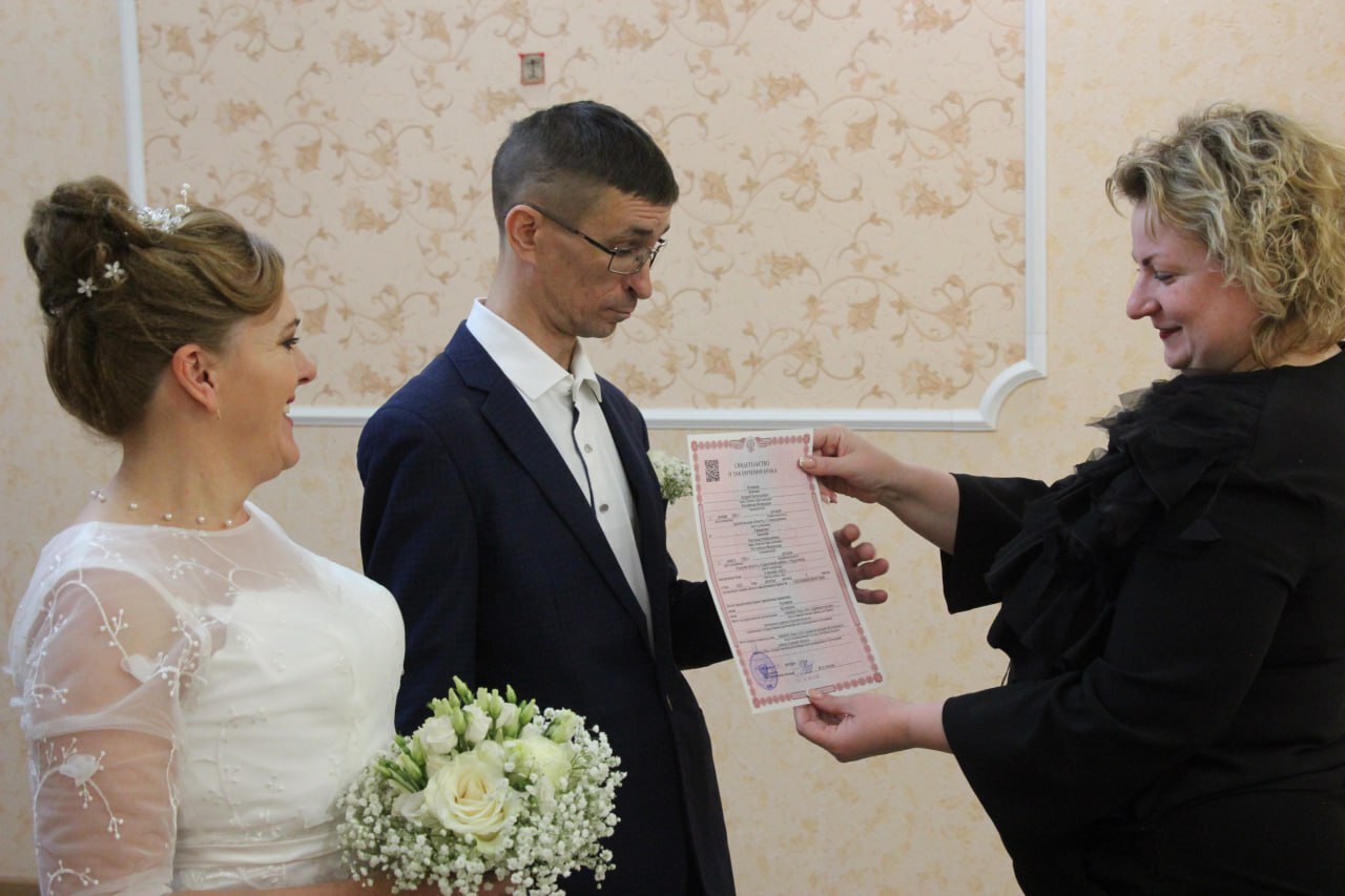 В отделе ЗАГС администрации Фатежского района состоялась торжественная регистрация брака Андрея и Натальи Куликовых из Курского приграничья В отделе ЗАГС администрации Фатежского района состоялась торжественная регистрация брака Андрея и Натальи Куликовых из Курского приграничья
