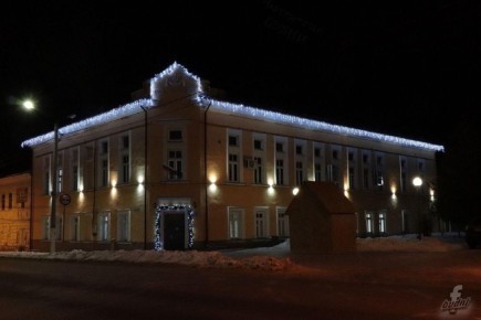Администрация города Фатежа объявила конкурс на лучшее предновогоднее и рождественское оформление фасадов зданий учреждений, организаций, объектов торговли, многоквартирных домов и частных домов