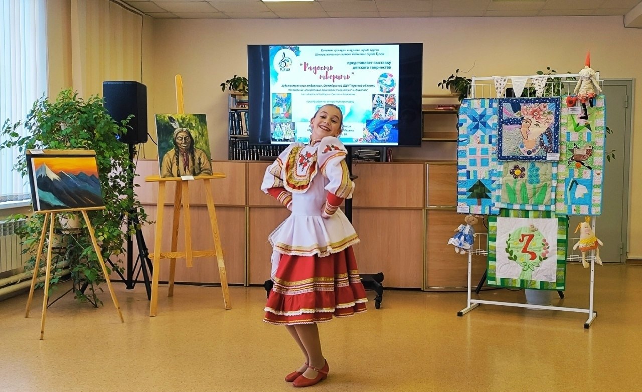 10 декабря в Культурном центре семейного чтения и досуга им. П. А. Михина города Курска состоялось открытие выставки детского творчества "Радость творить" 10 декабря в Культурном центре семейного чтения и досуга им. П. А. Михина города Курска состоялось открытие выставки детского творчества "Радость творить"