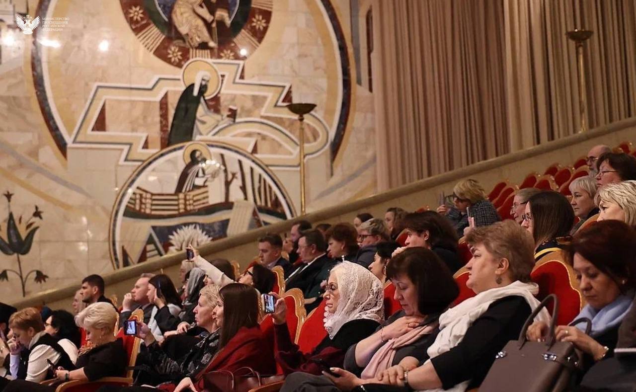 Патриарх Московский и всея Руси Кирилл впервые провёл встречу с педагогами Патриарх Московский и всея Руси Кирилл впервые провёл встречу с педагогами