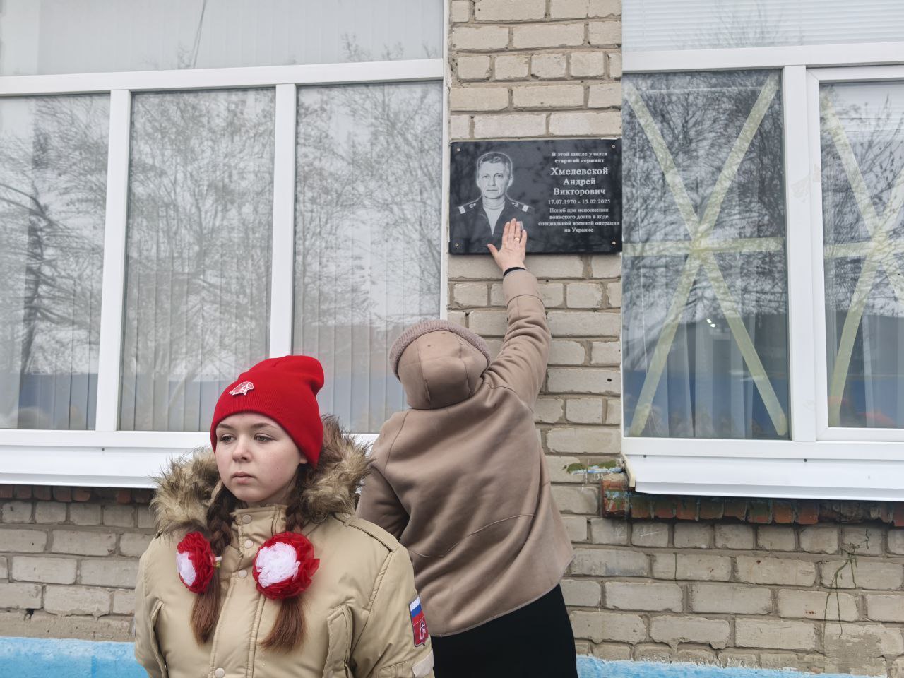 Андрей Телегин: Сегодня памятные доски в честь погибших участников специальной военной операции из нашего района были открыты на фасаде Верхнемедведицкой средней школы Андрей Телегин: Сегодня памятные доски в честь погибших участников специальной военной операции из нашего района были открыты на фасаде Верхнемедведицкой средней школы