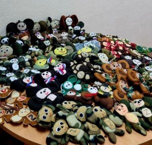 Юные куряне создали 500 талисманов-чебурашек для бойцов СВО