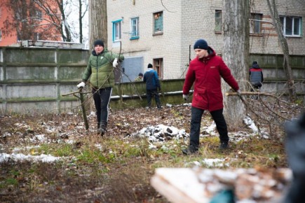 По поручению губернатора Курской области Александра Хинштейна и главы города Евгения Маслова был организован субботник в районе дома № 42 на улице Республиканской