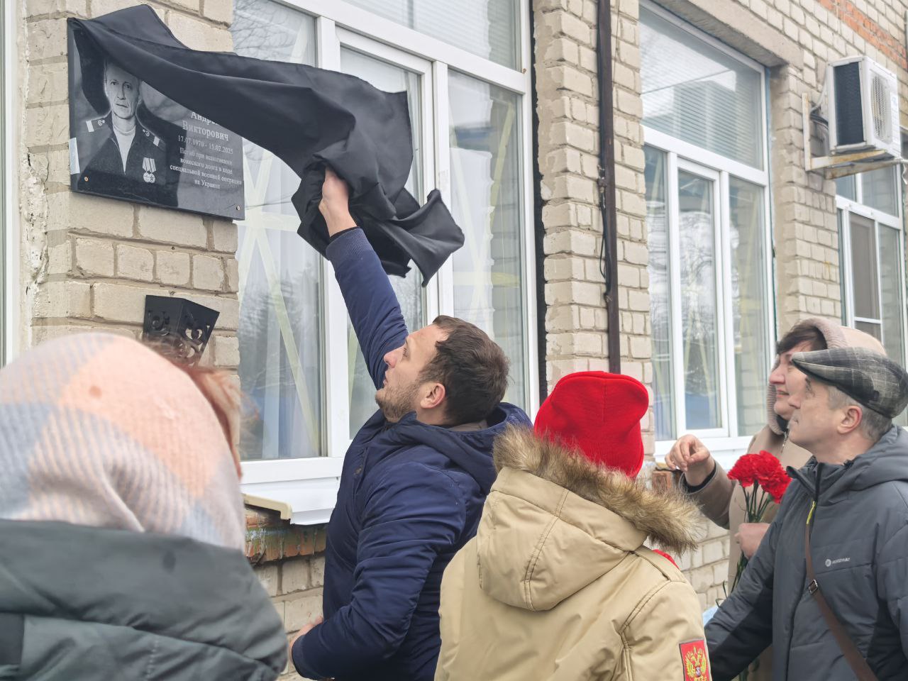 Андрей Телегин: Сегодня памятные доски в честь погибших участников специальной военной операции из нашего района были открыты на фасаде Верхнемедведицкой средней школы Андрей Телегин: Сегодня памятные доски в честь погибших участников специальной военной операции из нашего района были открыты на фасаде Верхнемедведицкой средней школы