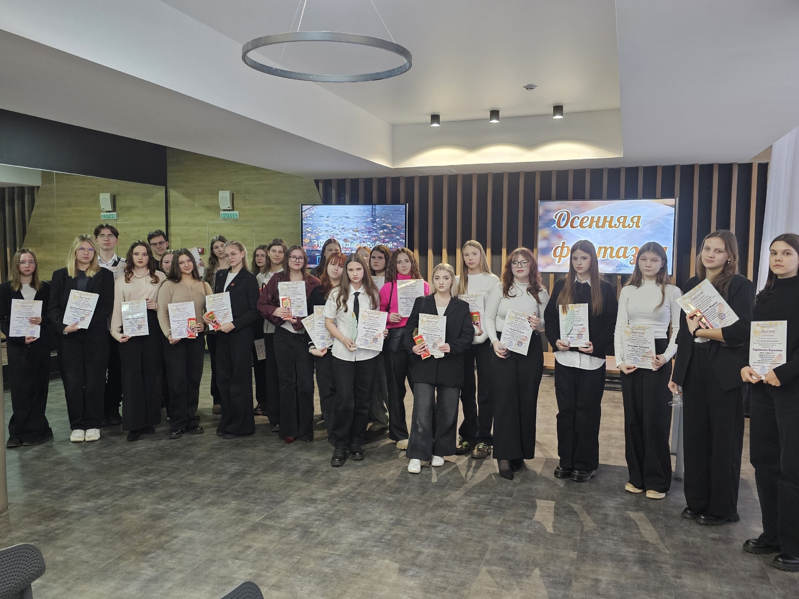 В год Защитника Отечества и 80-летия Победы в Великой Отечественной войне состоялся XV городской конкурс чтецов «Осенняя фантазия», посвящённый новой отечественной поэзии и прозе о специальной военной операции В год Защитника Отечества и 80-летия Победы в Великой Отечественной войне состоялся XV городской конкурс чтецов «Осенняя фантазия», посвящённый новой отечественной поэзии и прозе о специальной военной операции