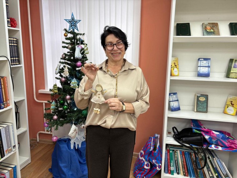 Зимой люди празднуют два самых добрых и светлых праздника: Новый год и Рождество Зимой люди празднуют два самых добрых и светлых праздника: Новый год и Рождество