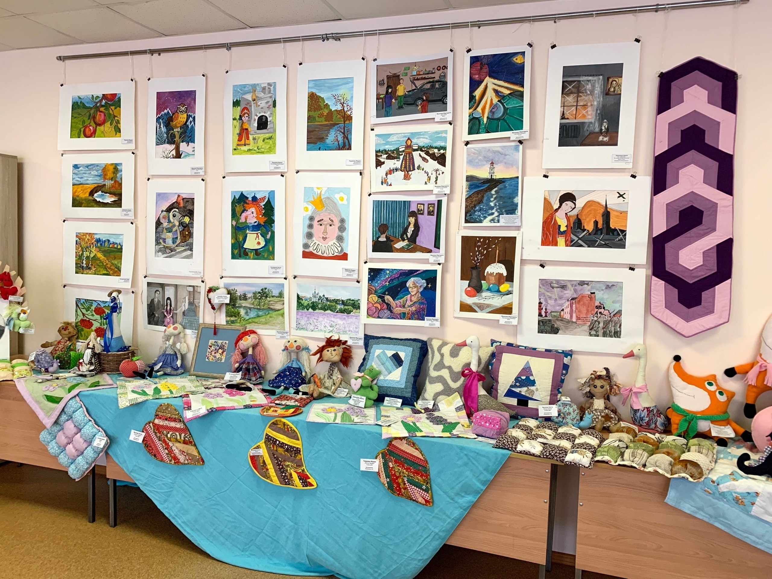 10 декабря в Культурном центре семейного чтения и досуга им. П. А. Михина города Курска состоялось открытие выставки детского творчества "Радость творить"