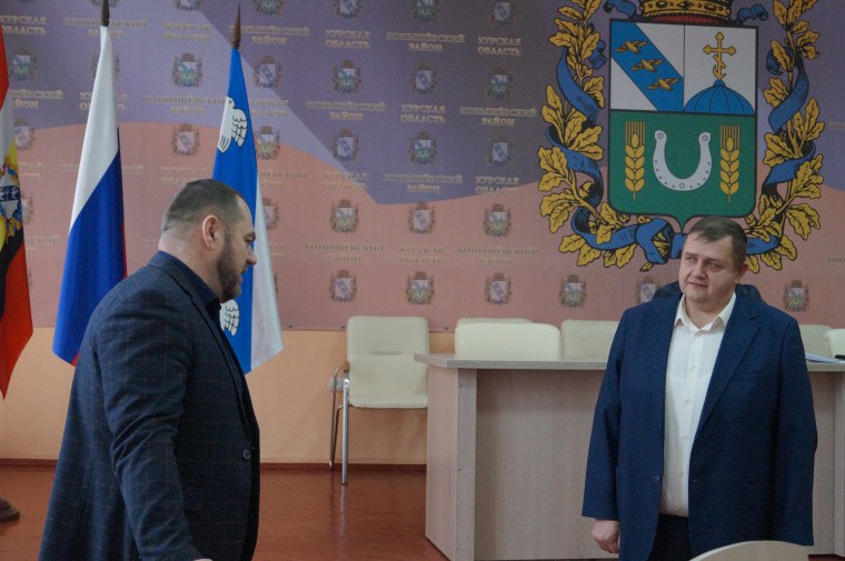 Дмитрий Новиков: Сегодня, 11 декабря, в Администрации района состоялось торжественное собрание, посвященное вступлению в должность избранного Главы Машкинского сельсовета Конышевского района Дмитрий Новиков: Сегодня, 11 декабря, в Администрации района состоялось торжественное собрание, посвященное вступлению в должность избранного Главы Машкинского сельсовета Конышевского района