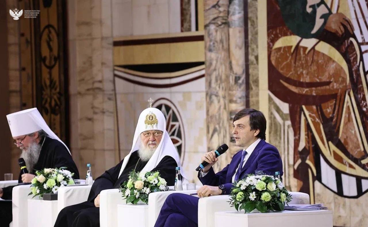 Патриарх Московский и всея Руси Кирилл впервые провёл встречу с педагогами Патриарх Московский и всея Руси Кирилл впервые провёл встречу с педагогами