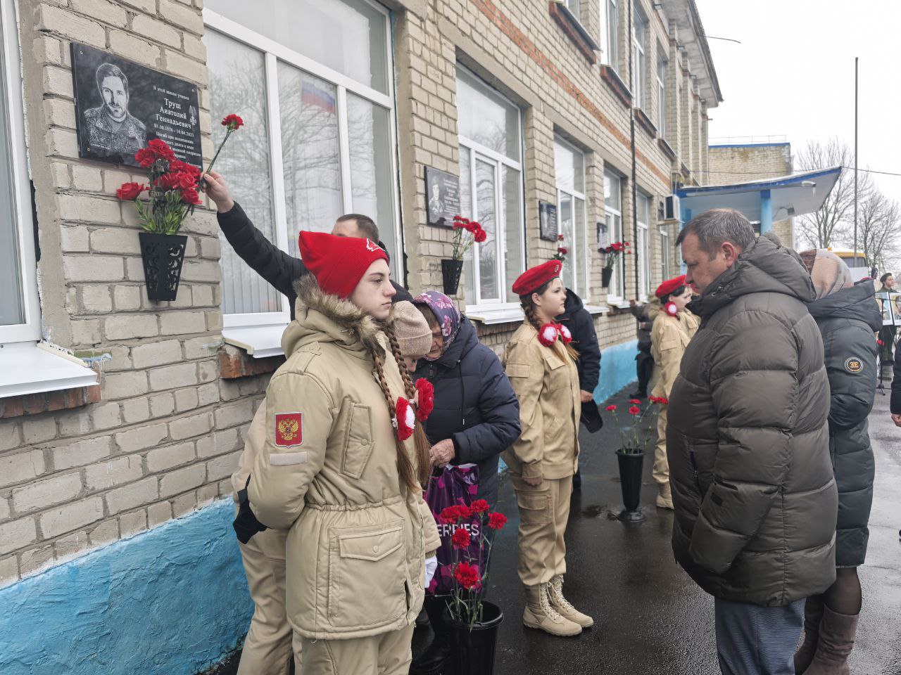 Андрей Телегин: Сегодня памятные доски в честь погибших участников специальной военной операции из нашего района были открыты на фасаде Верхнемедведицкой средней школы Андрей Телегин: Сегодня памятные доски в честь погибших участников специальной военной операции из нашего района были открыты на фасаде Верхнемедведицкой средней школы