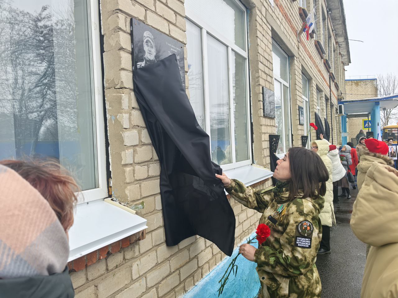 Андрей Телегин: Сегодня памятные доски в честь погибших участников специальной военной операции из нашего района были открыты на фасаде Верхнемедведицкой средней школы Андрей Телегин: Сегодня памятные доски в честь погибших участников специальной военной операции из нашего района были открыты на фасаде Верхнемедведицкой средней школы