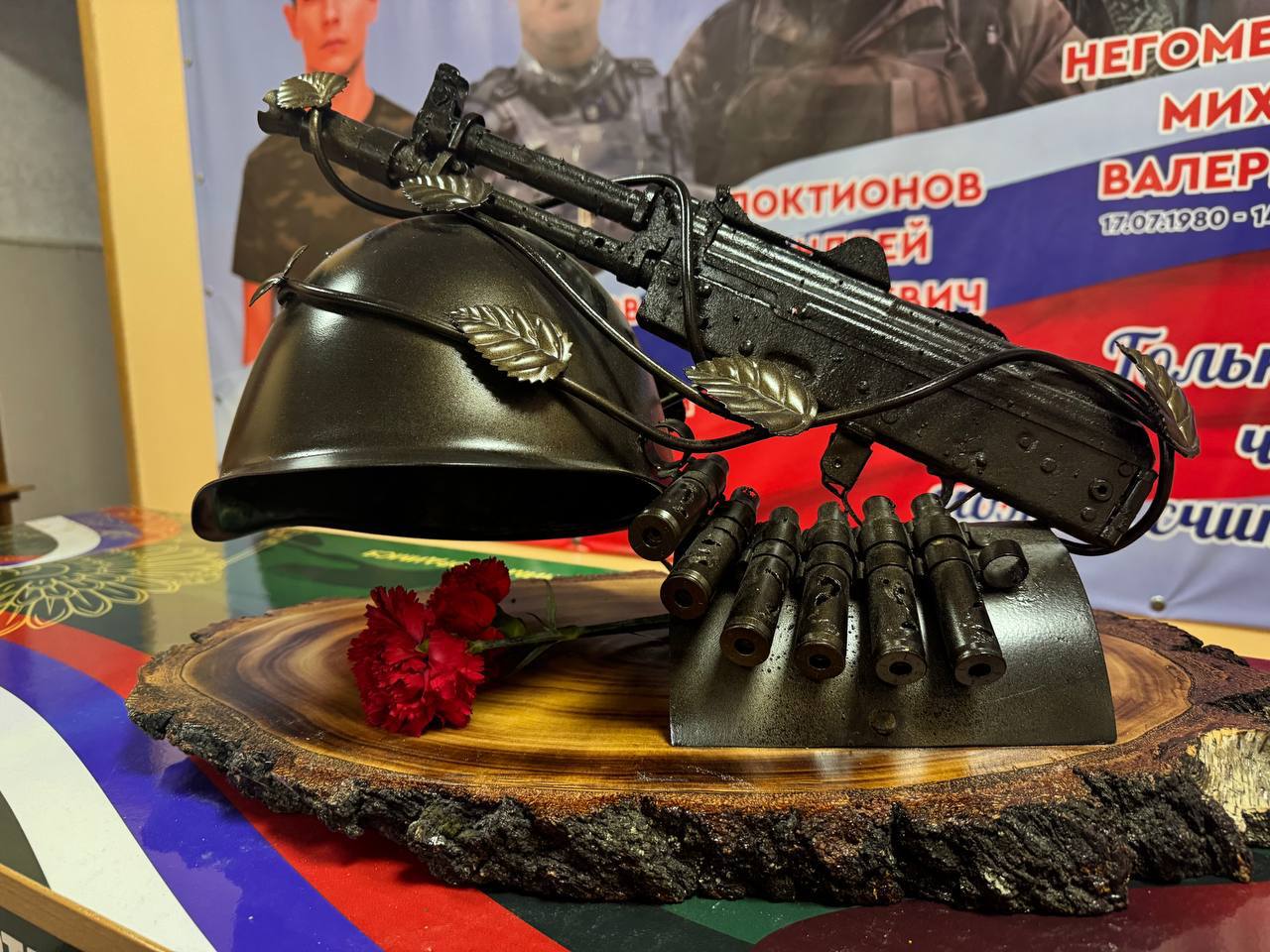 «Парту Героя» и стенд «Герои нашего времени» торжественно открыли в Курской школе №22 в память о выпускниках, погибших при исполнении служебного долга в зоне специальной военной операции «Парту Героя» и стенд «Герои нашего времени» торжественно открыли в Курской школе №22 в память о выпускниках, погибших при исполнении служебного долга в зоне специальной военной операции