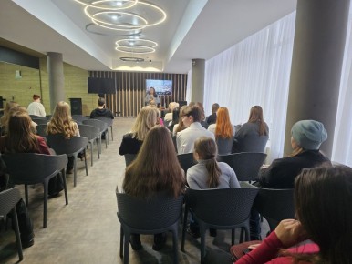 В год Защитника Отечества и 80-летия Победы в Великой Отечественной войне состоялся XV городской конкурс чтецов «Осенняя фантазия», посвящённый новой отечественной поэзии и прозе о специальной военной операции