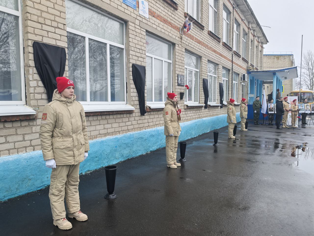 Андрей Телегин: Сегодня памятные доски в честь погибших участников специальной военной операции из нашего района были открыты на фасаде Верхнемедведицкой средней школы Андрей Телегин: Сегодня памятные доски в честь погибших участников специальной военной операции из нашего района были открыты на фасаде Верхнемедведицкой средней школы