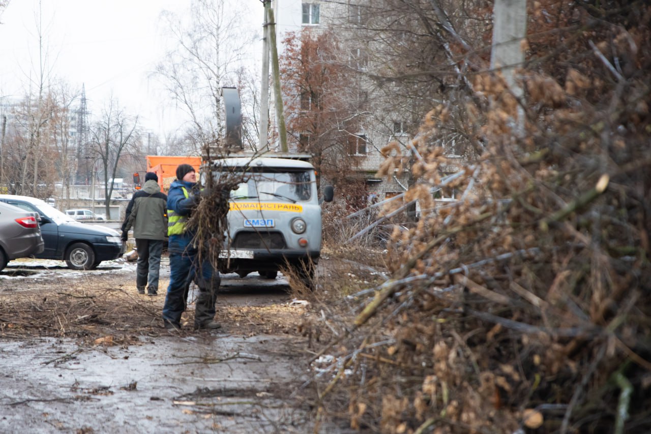 По поручению губернатора Курской области Александра Хинштейна и главы города Евгения Маслова был организован субботник в районе дома № 42 на улице Республиканской По поручению губернатора Курской области Александра Хинштейна и главы города Евгения Маслова был организован субботник в районе дома № 42 на улице Республиканской