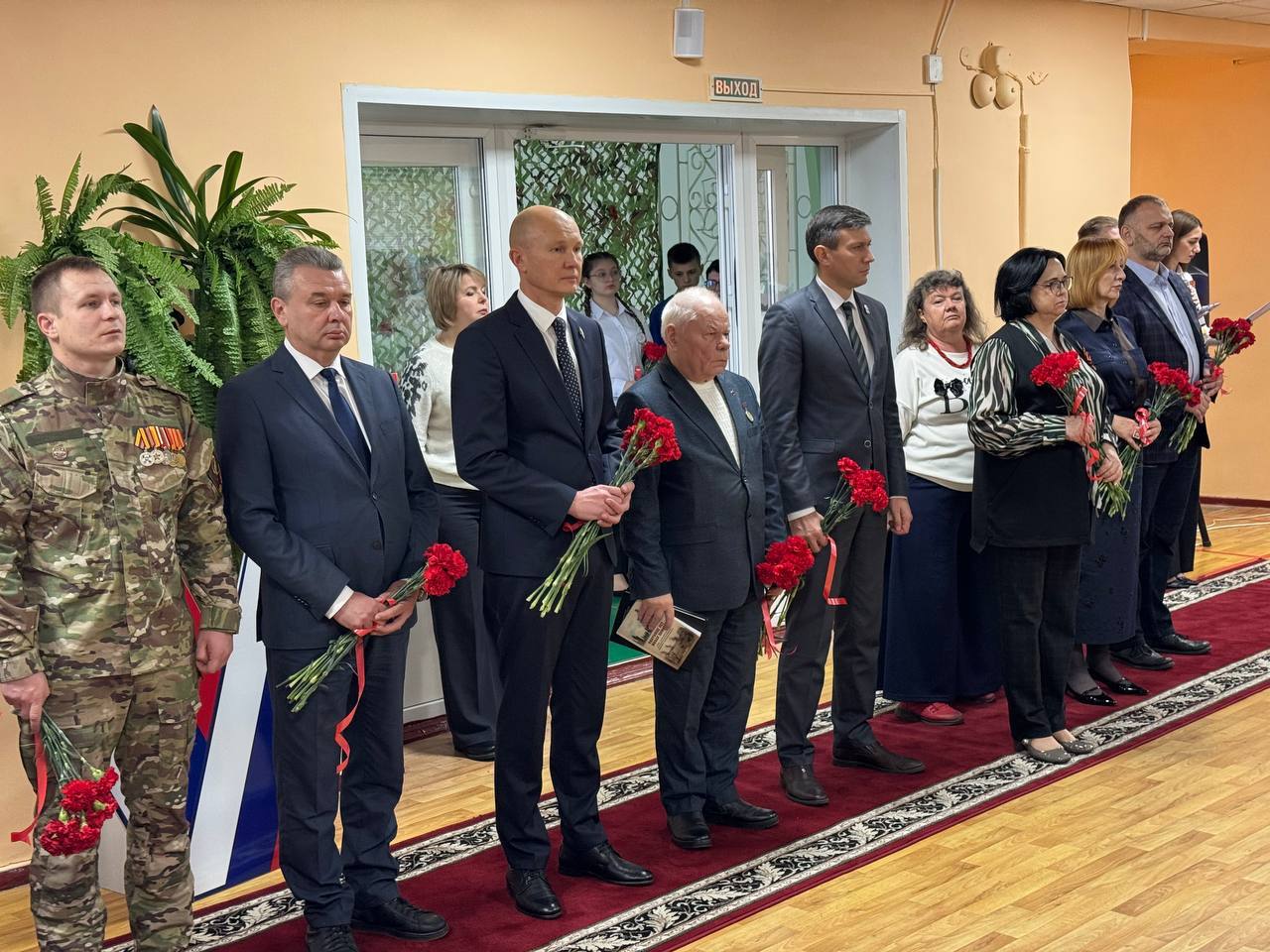 «Парту Героя» и стенд «Герои нашего времени» торжественно открыли в Курской школе №22 в память о выпускниках, погибших при исполнении служебного долга в зоне специальной военной операции «Парту Героя» и стенд «Герои нашего времени» торжественно открыли в Курской школе №22 в память о выпускниках, погибших при исполнении служебного долга в зоне специальной военной операции