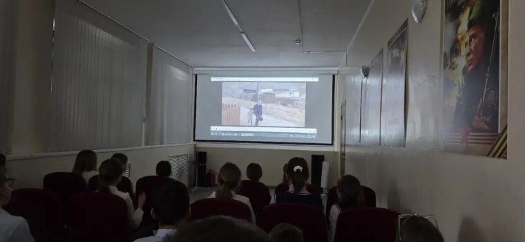 Обучающиеся 5А класса гимназии №1 впервые посетили школьный киноЗАЛ «Огненная дуга» Обучающиеся 5А класса гимназии №1 впервые посетили школьный киноЗАЛ «Огненная дуга»