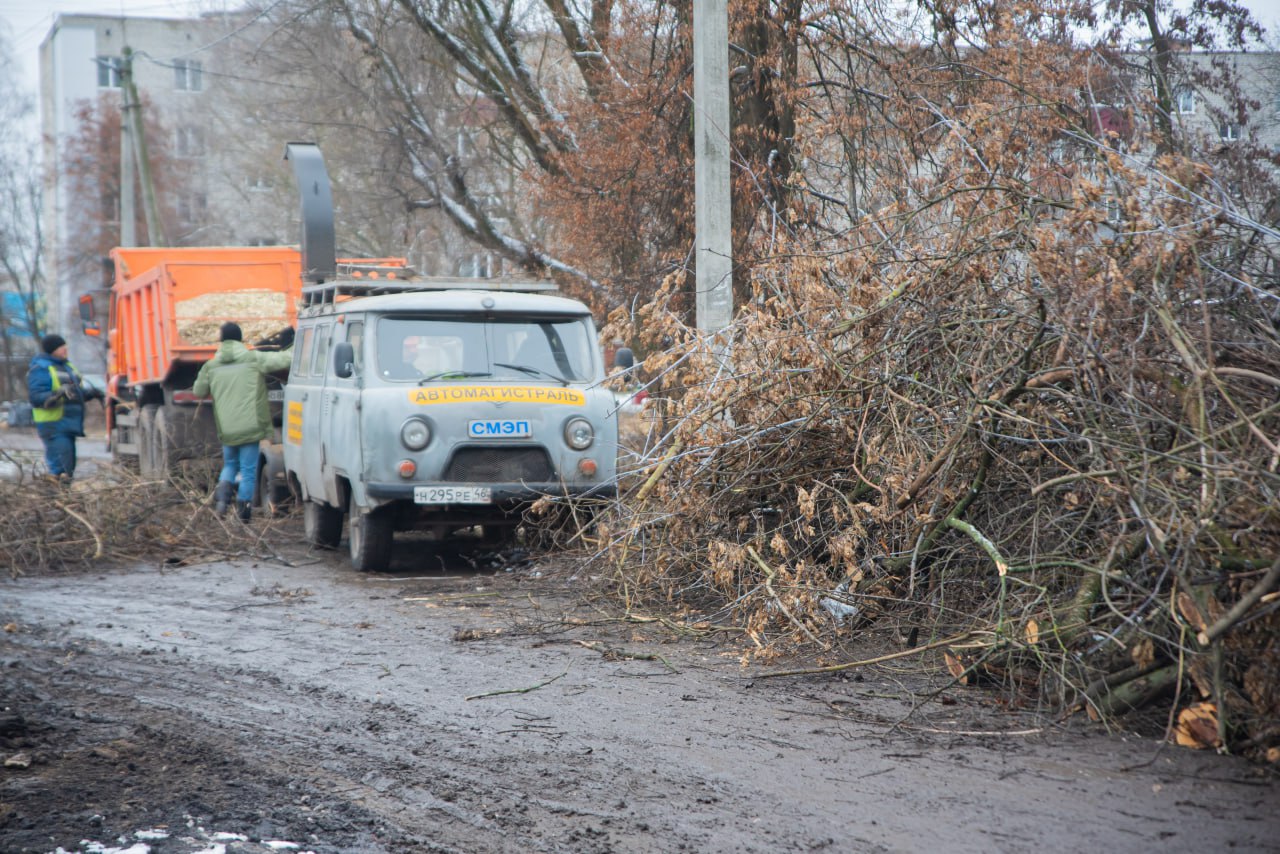 По поручению губернатора Курской области Александра Хинштейна и главы города Евгения Маслова был организован субботник в районе дома № 42 на улице Республиканской По поручению губернатора Курской области Александра Хинштейна и главы города Евгения Маслова был организован субботник в районе дома № 42 на улице Республиканской