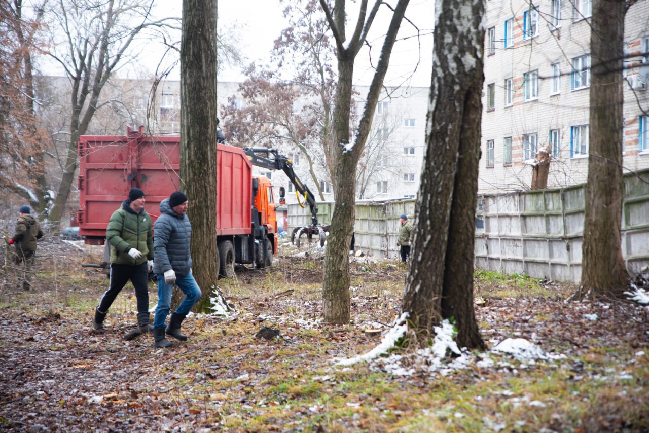 На Республиканской, 42, куряне собрали 12 кубометров мусора На Республиканской, 42, куряне собрали 12 кубометров мусора