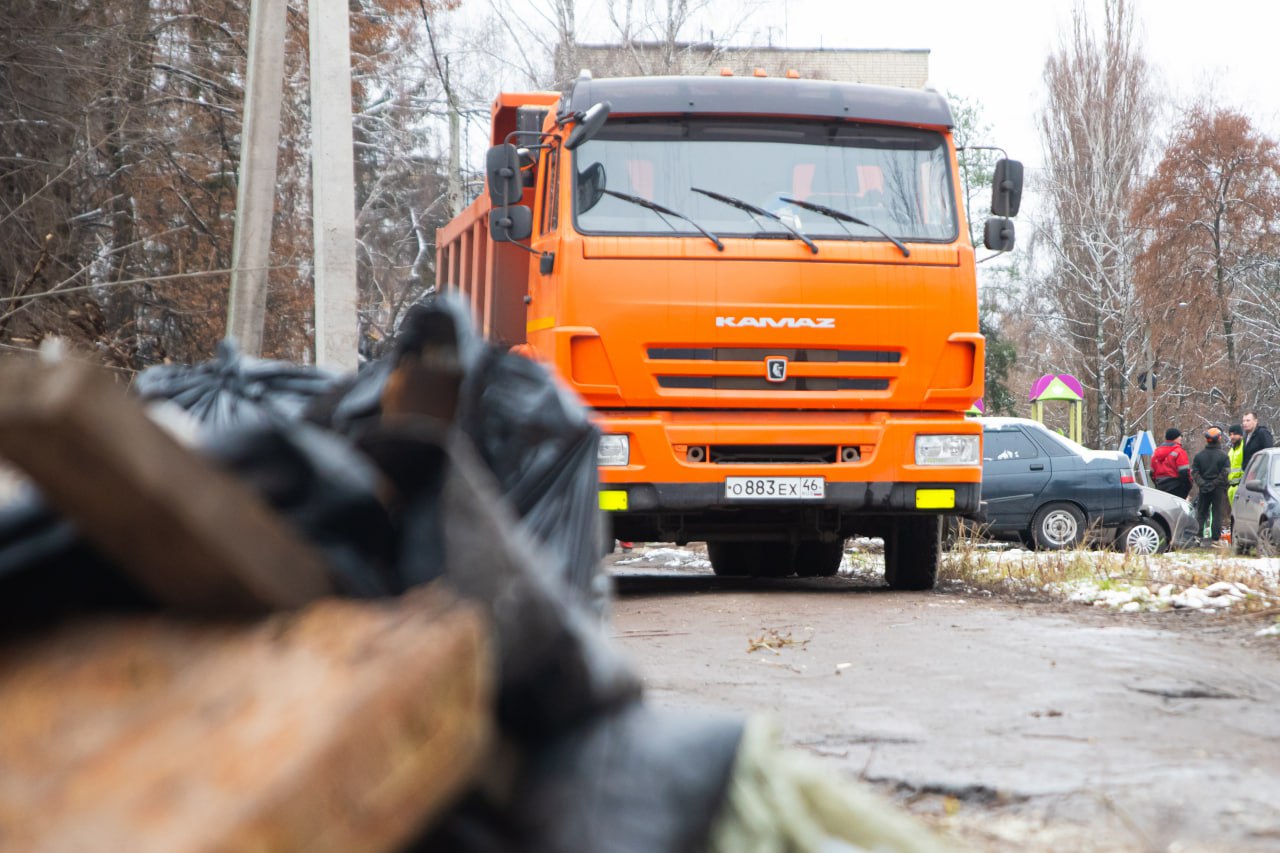 По поручению губернатора Курской области Александра Хинштейна и главы города Евгения Маслова был организован субботник в районе дома № 42 на улице Республиканской По поручению губернатора Курской области Александра Хинштейна и главы города Евгения Маслова был организован субботник в районе дома № 42 на улице Республиканской
