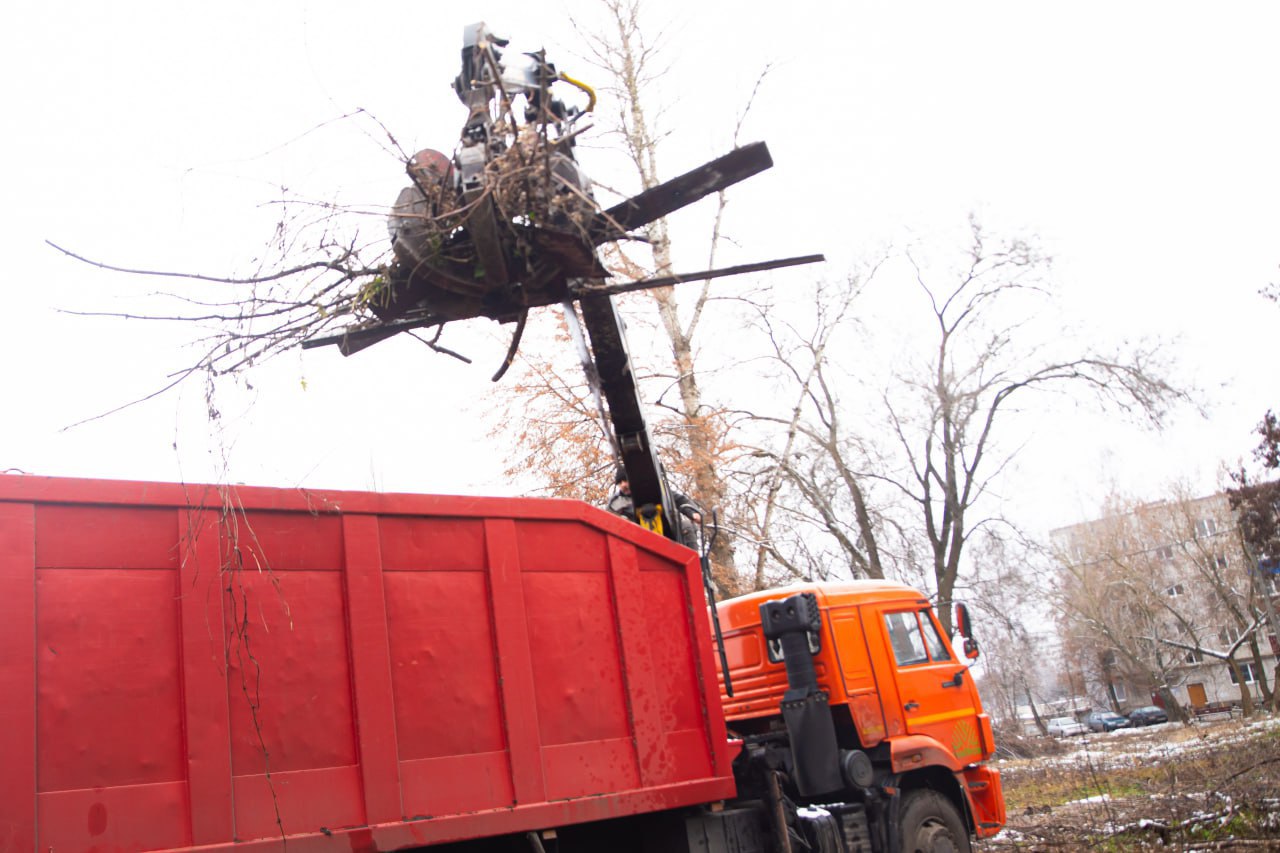 На Республиканской, 42, куряне собрали 12 кубометров мусора На Республиканской, 42, куряне собрали 12 кубометров мусора