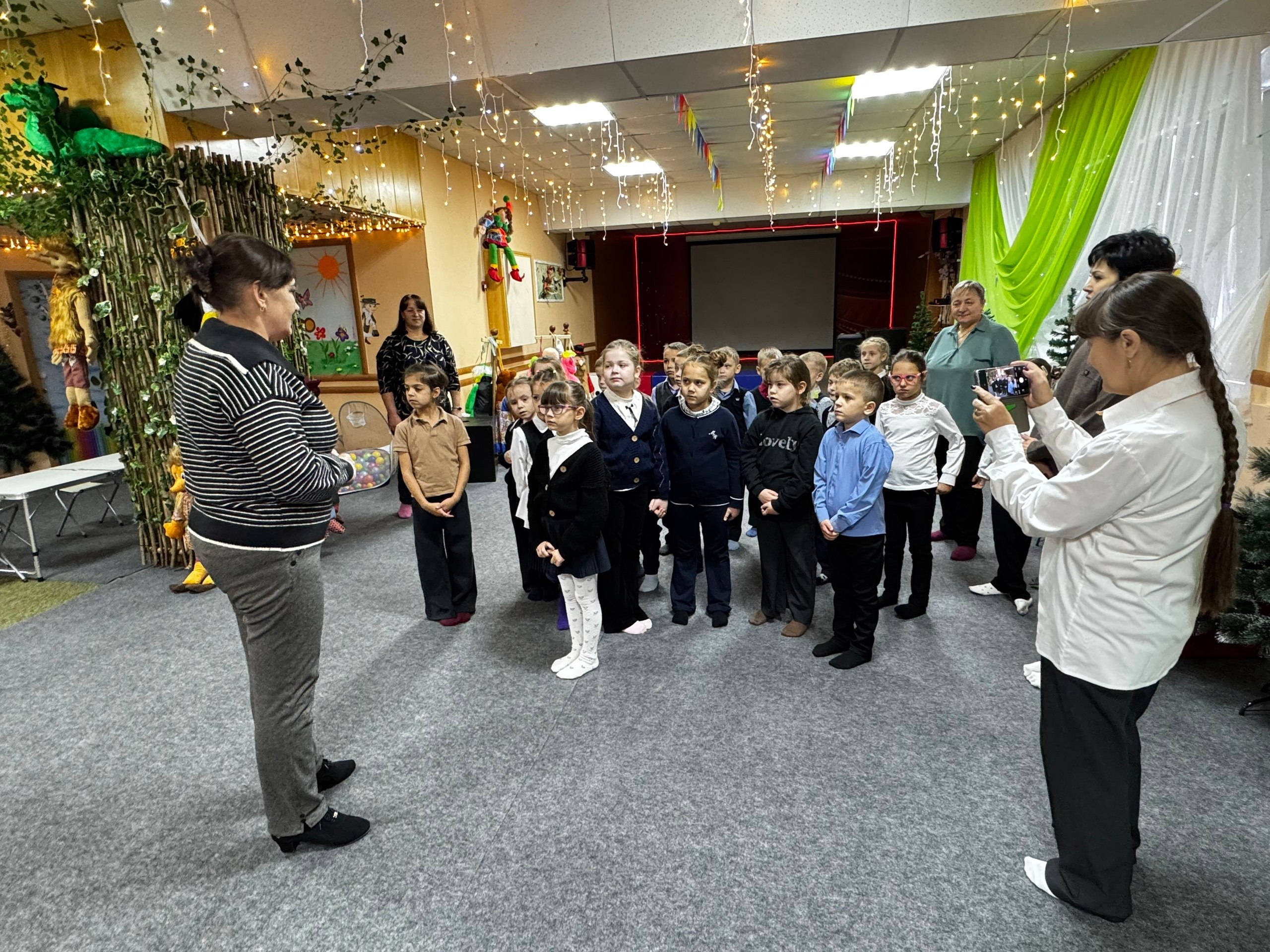 В МКУК «Пристенский РДК» прошла увлекательная профориентационная экскурсия для самых юных гостей – учеников начальных классов В МКУК «Пристенский РДК» прошла увлекательная профориентационная экскурсия для самых юных гостей – учеников начальных классов