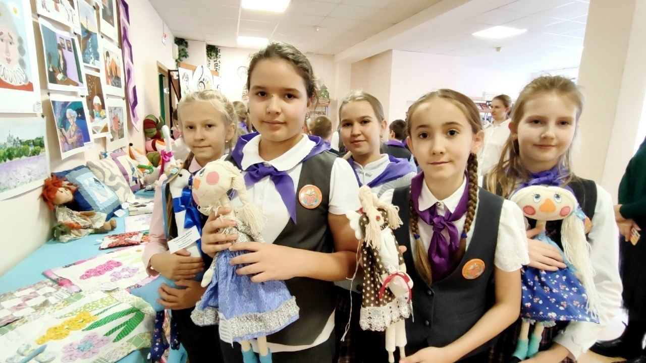 10 декабря в Культурном центре семейного чтения и досуга им. П. А. Михина города Курска состоялось открытие выставки детского творчества "Радость творить" 10 декабря в Культурном центре семейного чтения и досуга им. П. А. Михина города Курска состоялось открытие выставки детского творчества "Радость творить"