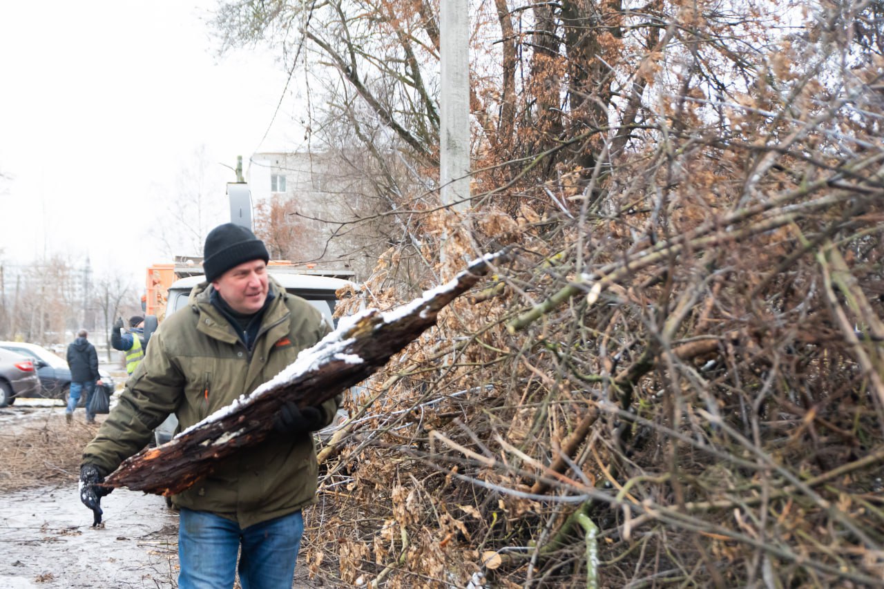 На Республиканской, 42, куряне собрали 12 кубометров мусора На Республиканской, 42, куряне собрали 12 кубометров мусора