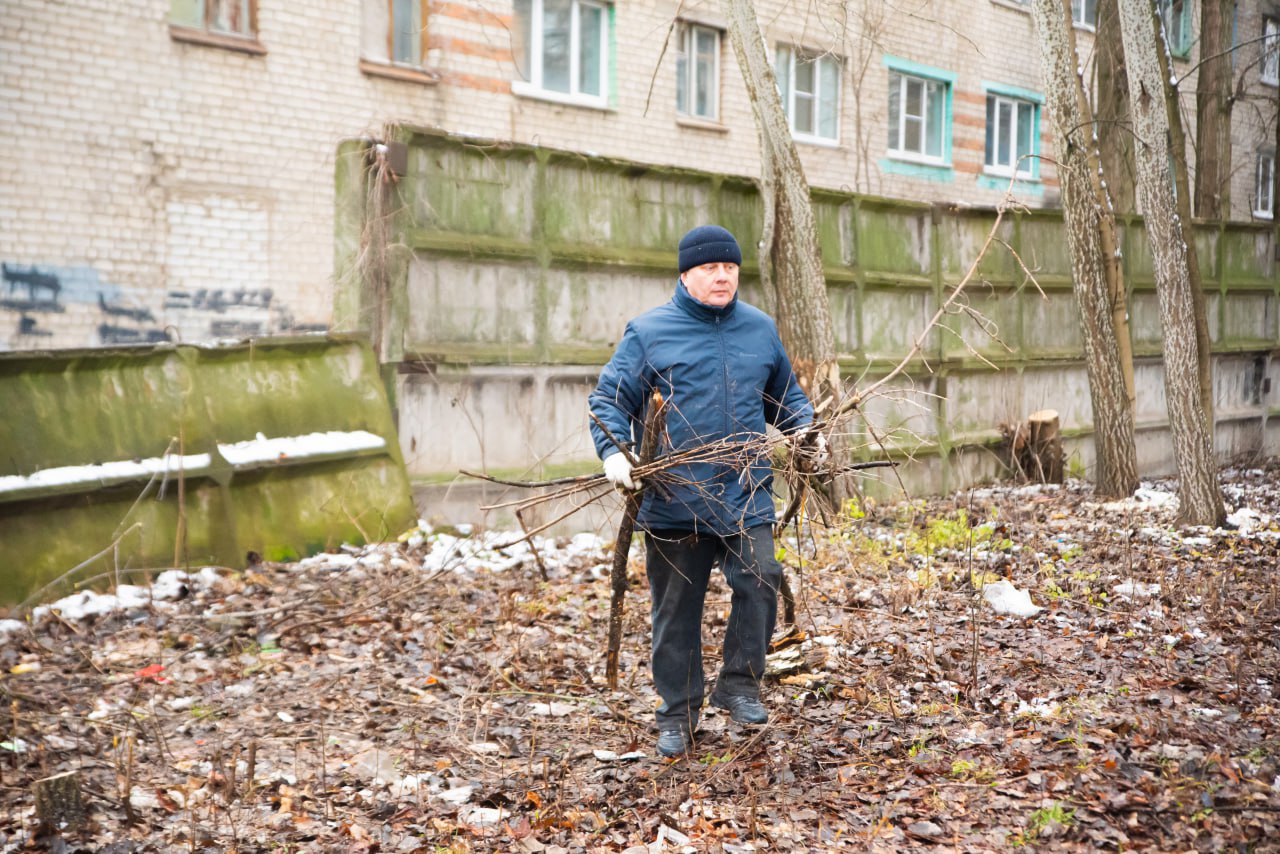 На Республиканской, 42, куряне собрали 12 кубометров мусора На Республиканской, 42, куряне собрали 12 кубометров мусора