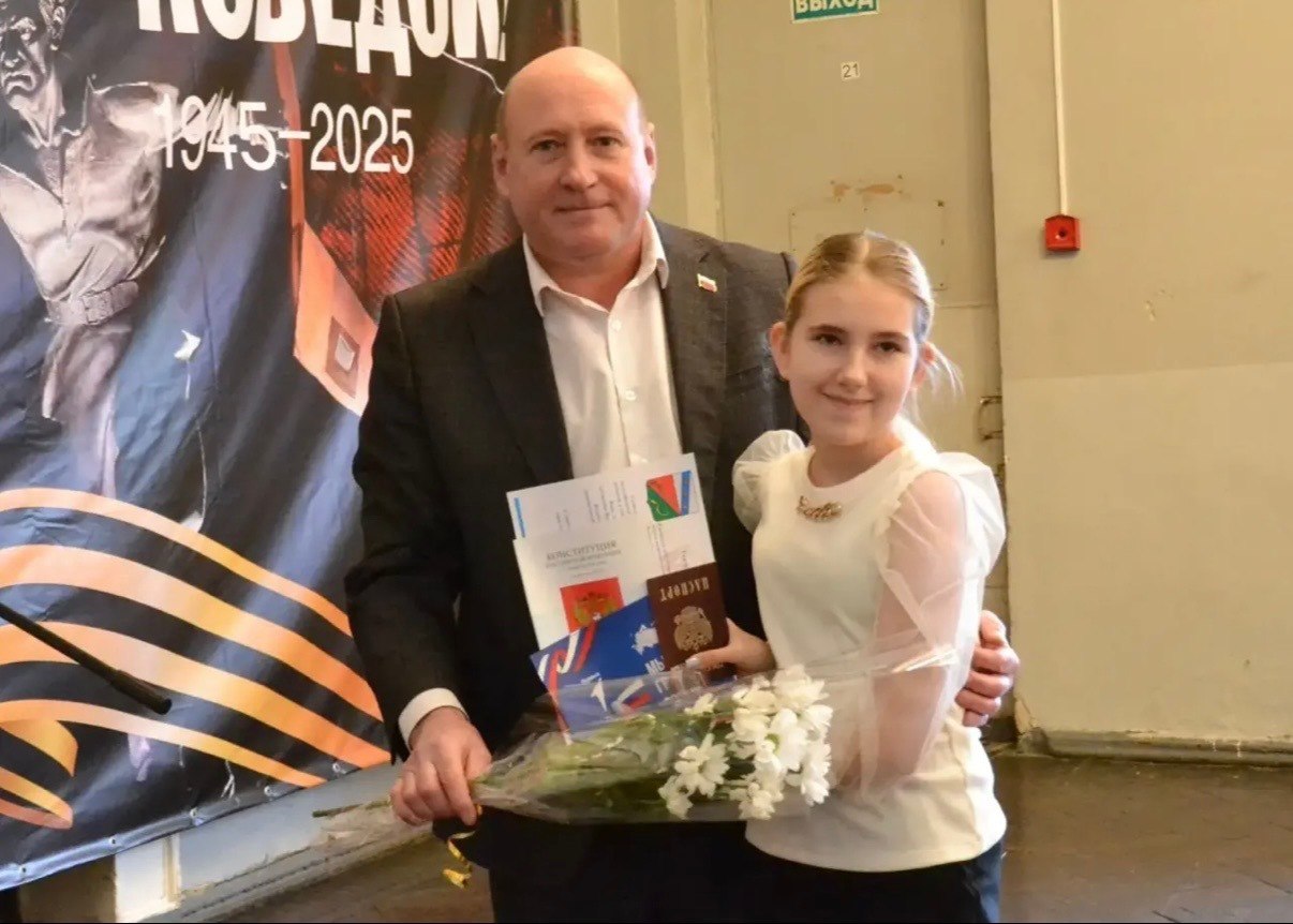 Сегодня, 12 декабря, в День Конституции России, в торжественной обстановке состоялось вручение паспортов юношам и девушкам, которым исполнилось 14 лет Сегодня, 12 декабря, в День Конституции России, в торжественной обстановке состоялось вручение паспортов юношам и девушкам, которым исполнилось 14 лет