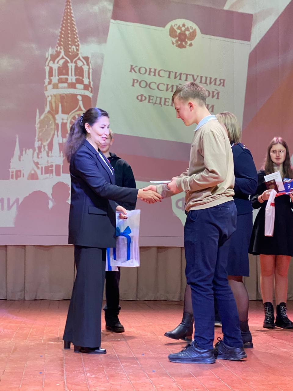 Сегодня в районном Доме культуры прошел праздничный концерт, посвященный Дню Конституции Российской Федерации Сегодня в районном Доме культуры прошел праздничный концерт, посвященный Дню Конституции Российской Федерации