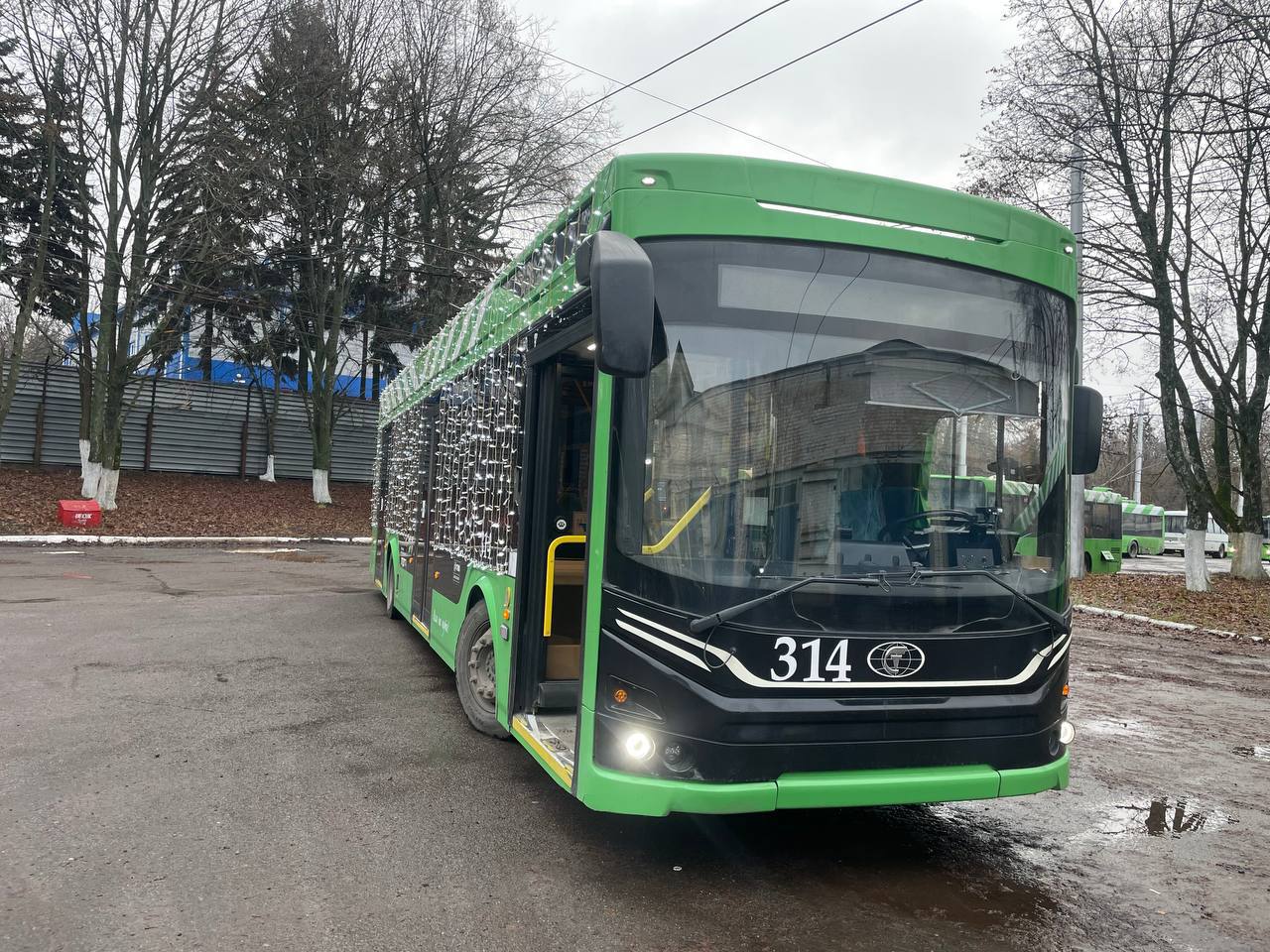 Завершаю неделю отличной новостью! В ближайшие дни на линию выйдут ещё два новогодних транспортных средства — троллейбус и электробус Завершаю неделю отличной новостью! В ближайшие дни на линию выйдут ещё два новогодних транспортных средства — троллейбус и электробус