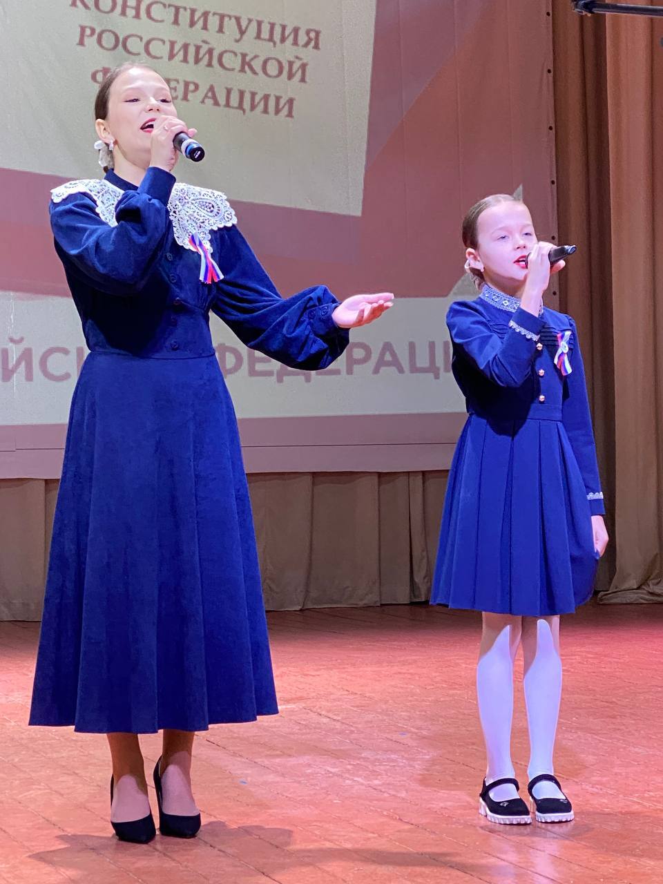 Сегодня в районном Доме культуры прошел праздничный концерт, посвященный Дню Конституции Российской Федерации Сегодня в районном Доме культуры прошел праздничный концерт, посвященный Дню Конституции Российской Федерации