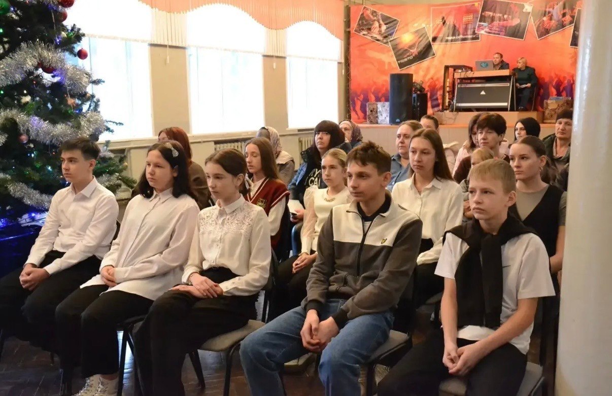 Сегодня, 12 декабря, в День Конституции России, в торжественной обстановке состоялось вручение паспортов юношам и девушкам, которым исполнилось 14 лет Сегодня, 12 декабря, в День Конституции России, в торжественной обстановке состоялось вручение паспортов юношам и девушкам, которым исполнилось 14 лет