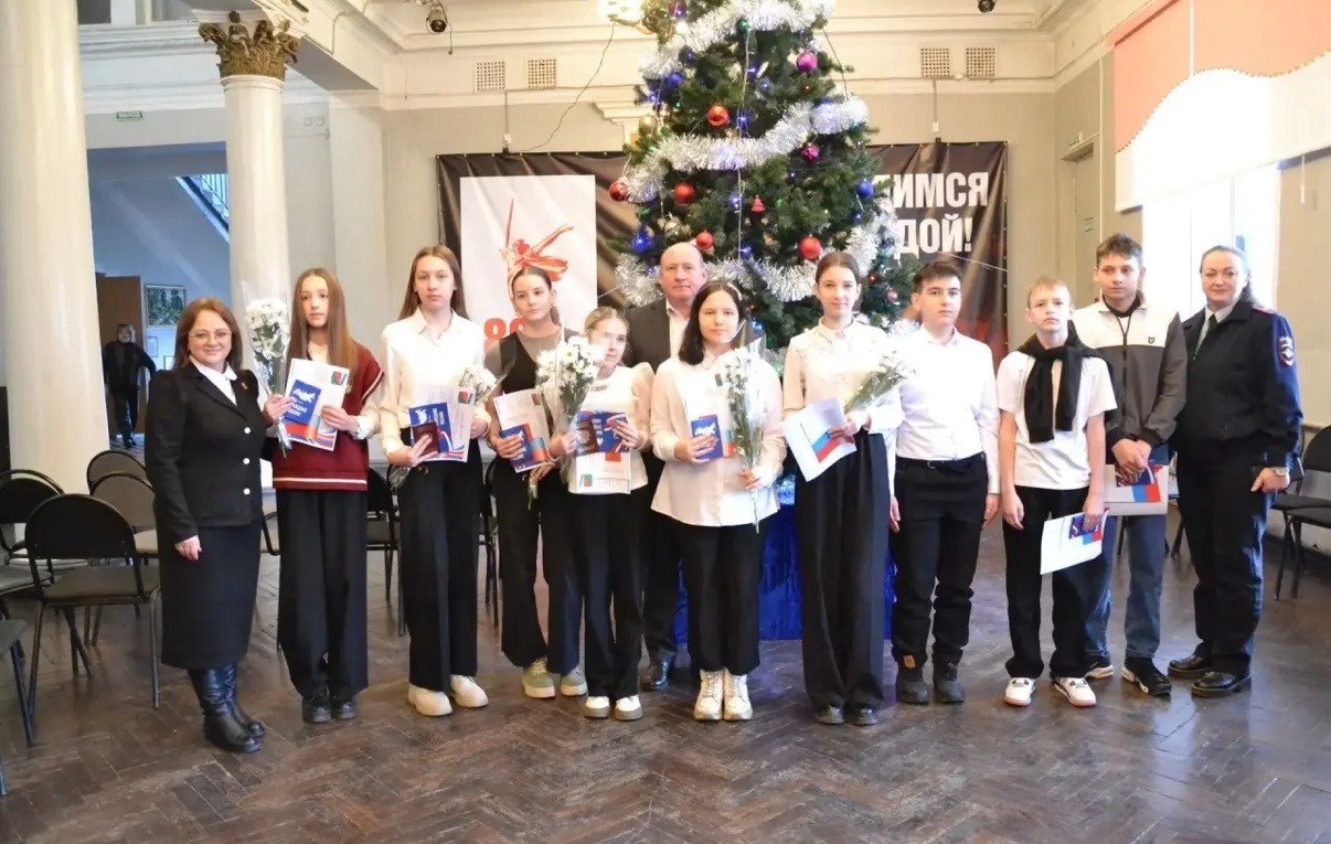 Сегодня, 12 декабря, в День Конституции России, в торжественной обстановке состоялось вручение паспортов юношам и девушкам, которым исполнилось 14 лет Сегодня, 12 декабря, в День Конституции России, в торжественной обстановке состоялось вручение паспортов юношам и девушкам, которым исполнилось 14 лет