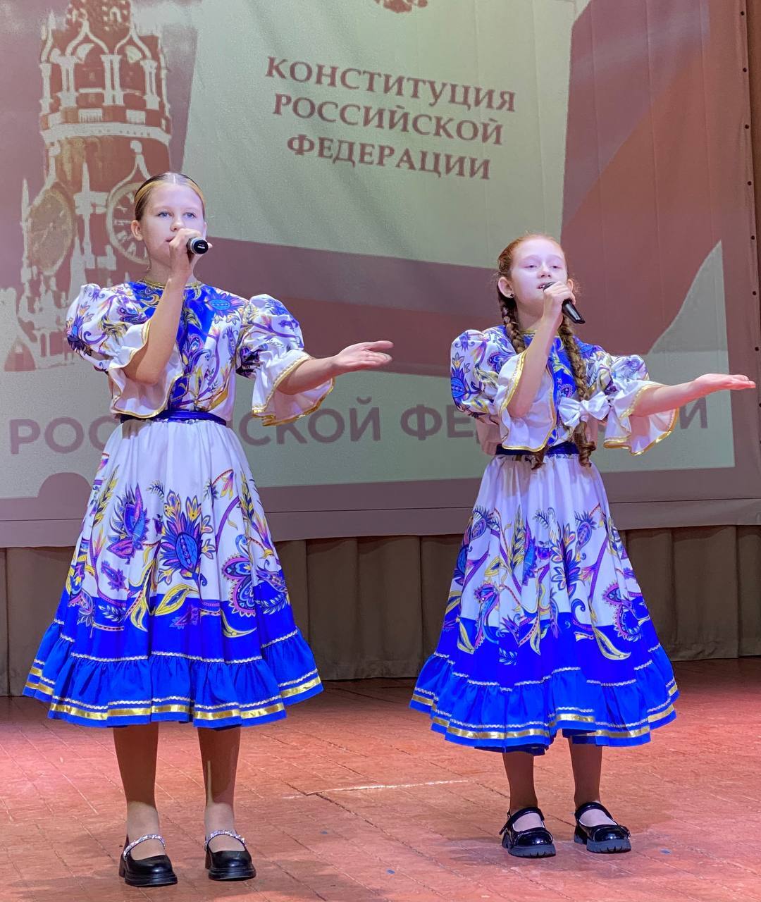 Сегодня в районном Доме культуры прошел праздничный концерт, посвященный Дню Конституции Российской Федерации Сегодня в районном Доме культуры прошел праздничный концерт, посвященный Дню Конституции Российской Федерации