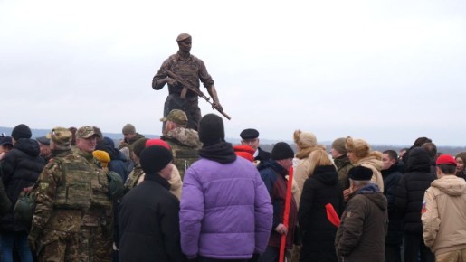 #КадрДня. На торжественное открытие памятника Сергею Чебнёву в Курчатове, которое состоялось сегодня, приехал помощник Президента Владимир Мединский