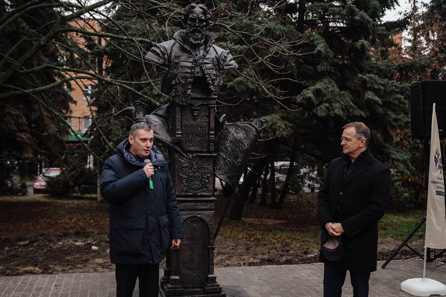 В новом сквере в центре Курска установили памятник Артамону Матвееву